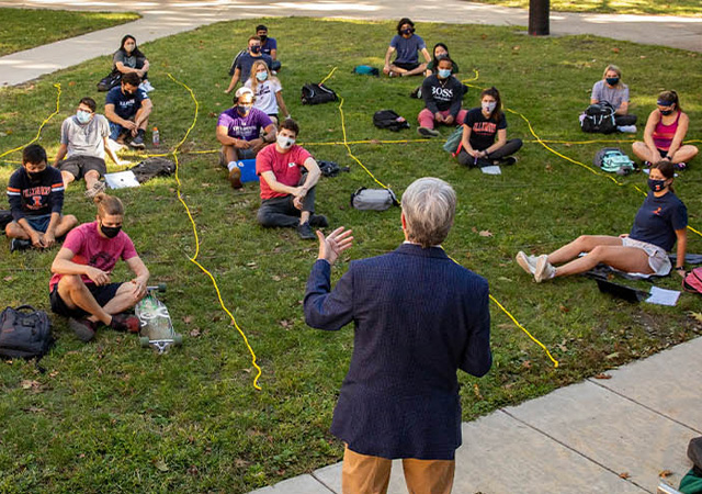 Gies College of Business professor holds class outside Wohlers Hall