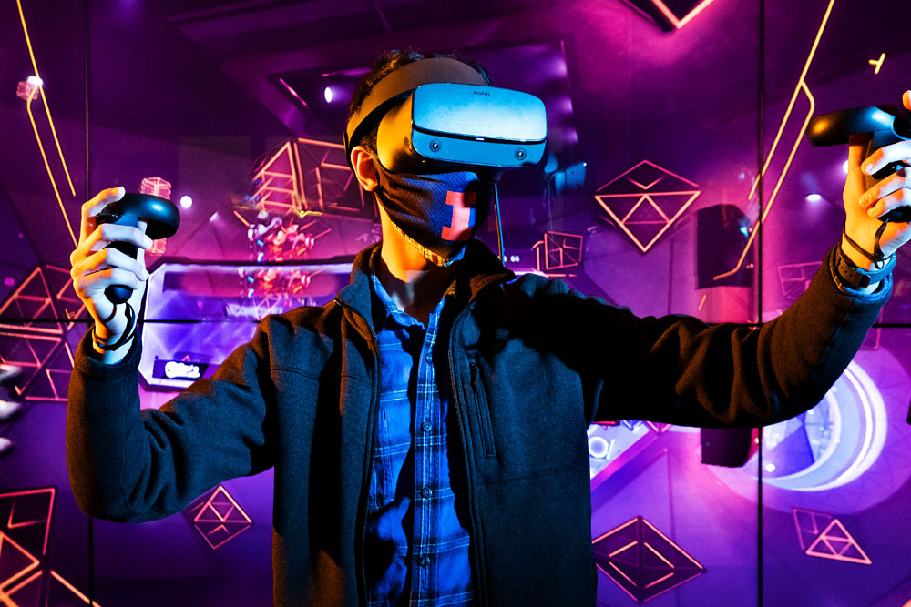 Illinois student interacts with virtual reality at CITL Innovation space