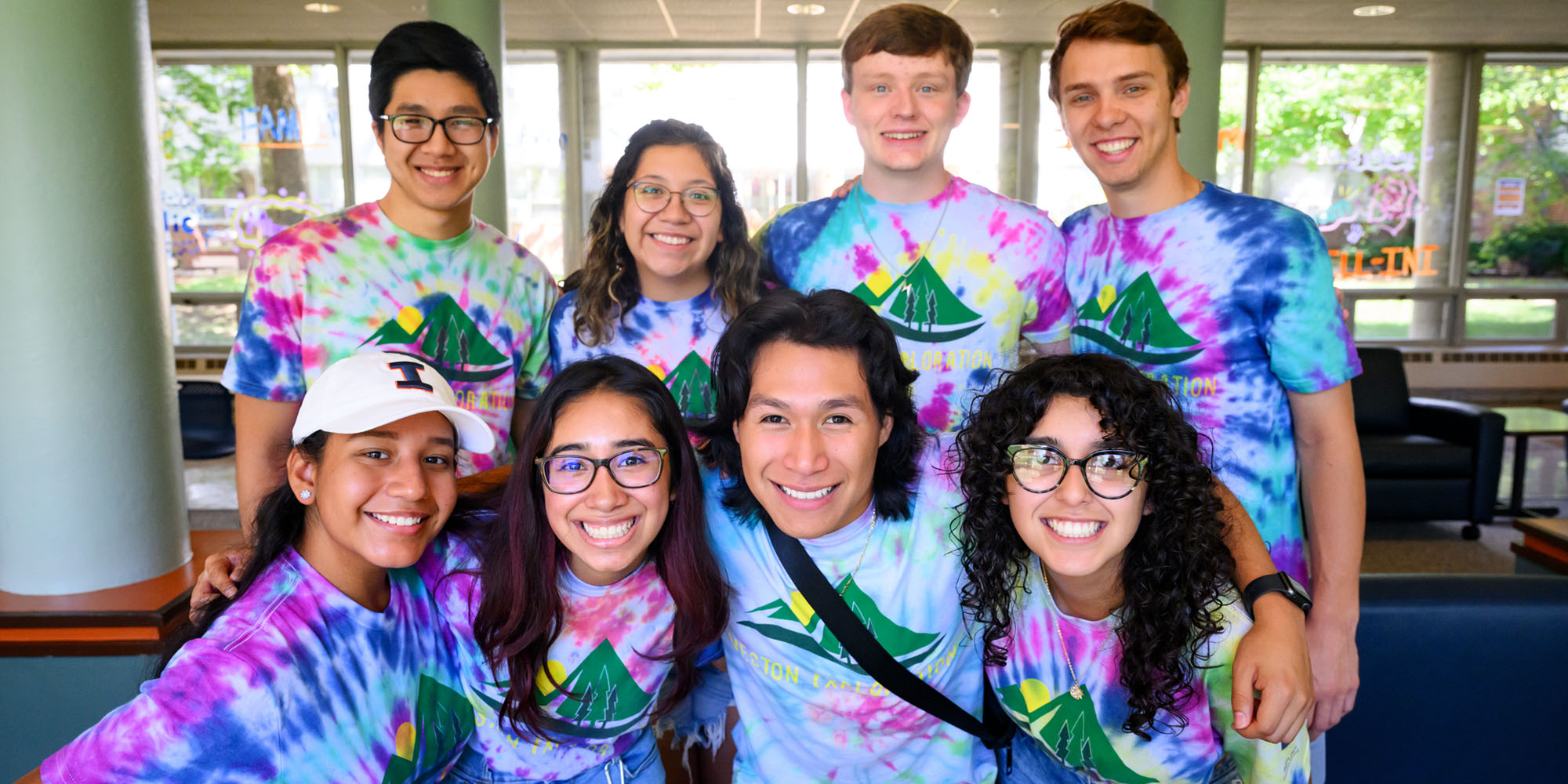 students and RAs of Weston Hall's Exploration LLC welcome new students to campus